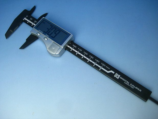 読みやすく0.1mm刻みのサイズ測定が可能なデジタルノギス